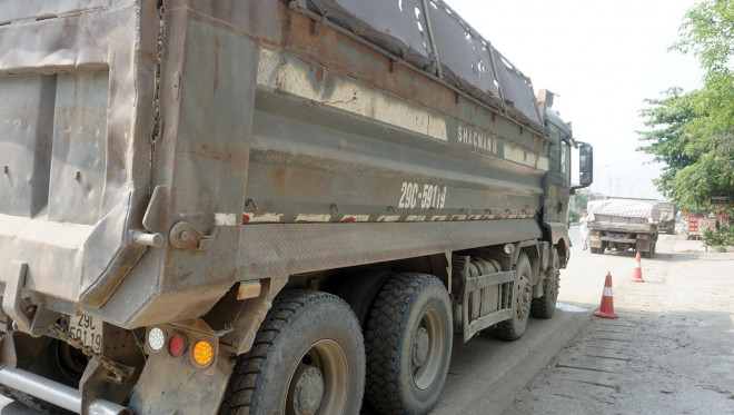 Quá trình làm việc với tổ công tác, tài xế này không xuất trình được bằng lái, giấy tờ xe,… và liên tục gọi điện cho chủ xe đến giải quyết.