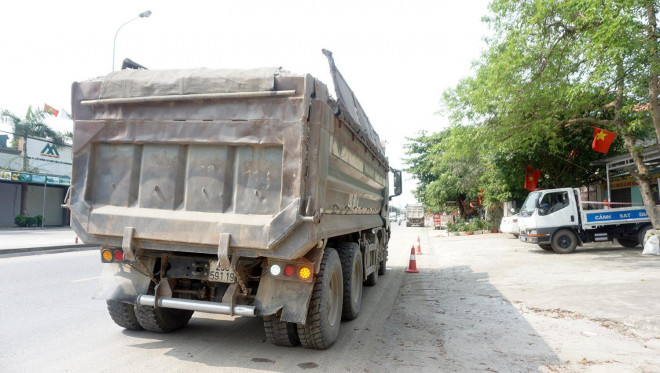 Một cán bộ CSGT đội 12 cho biết, việc xử lý vi phạm liên quan đến xe tải chở hàng che đậy không kỹ làm rơi vãi ra đường gặp nhiều khó khăn. Khi dừng xe các tài xế liên tục gọi điện “cầu cứu” không chịu làm việc với tổ công tác.