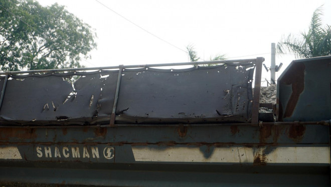 “Giấy tờ thì chủ xe giữ, bằng lái tôi mới bị giữ ở Hoài Đức (Hà Nội) do vi phạm lỗi dừng đỗ không đúng nơi quy định” – nam tài xế cho biết.