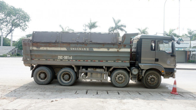 Cũng theo tài xế Đ. trong hơn 10 năm làm nghề lái xe đã bị lực lượng chức năng xử phạt nhiều lần. Nói về việc che chắn bạt không lỹ làm rơi vãi vật liệu ra đường, tài xế phân trần, do đi vội quá nên không che đậy kỹ và trong quá trình di chuyển gió thổi làm bay bạt.