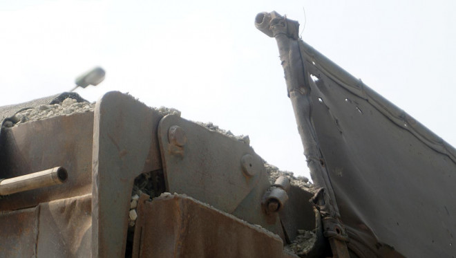 Theo ghi nhận của phóng viên, những chiếc xe này chở vật liệu vượt quá thành thùng xe. Bạt che đã cũ, rách tả tơi khi di chuyển làm vật liệu rơi vãi ra đường gây ô nhiễm môi trường hay ảnh hưởng đến các phương tiện khác.