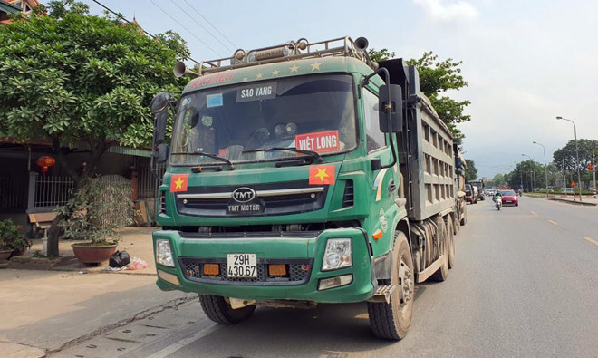 “Các tài xế thường không được chủ giao giấy tờ xe khi đi làm, do đó, CSGT dừng xe thì bắt buộc họ phải liên lạc với chủ để mang giấy tờ ra làm việc” – một cán bộ CSGT cho biết.