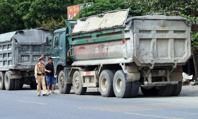 Đối với hành vi che đậy không kỹ làm rơi vãi vật liệu ra đường thì mức phạt từ 2-3 triệu đồng. Trung bình là 2,5 triệu đồng.