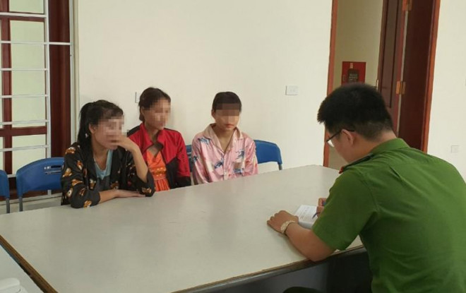 Ba người đang mang bầu được đưa về đến Nghệ An an toàn.&nbsp;