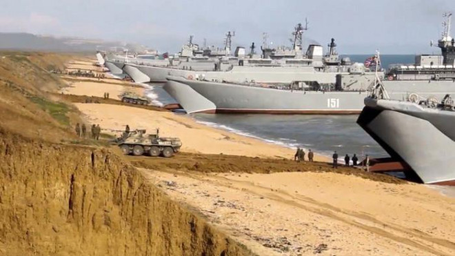 Lực lượng đổ bộ của Hạm đội Biển Đen thực hành tấn công bổ bộ trên một bãi biển ở Crimea.