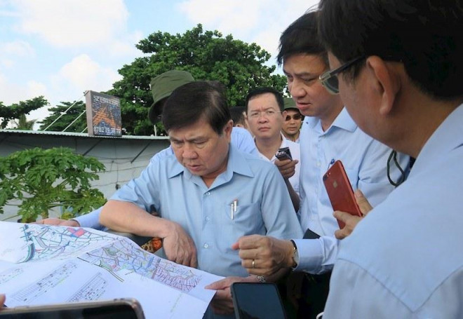 Chủ tịch Nguyễn Thành Phong thị sát rạch Xuyên Tâm sáng 24/4. Ảnh: Thành ủy TPHCM