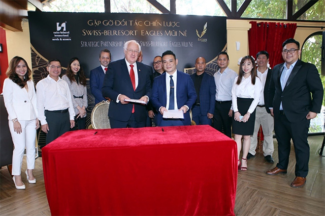 Ông Nguyễn Mạnh Hiếu - Chủ tịch Tập đoàn Eagles và ông Gavin Maxwell Faull - Chủ tịch Tập đoàn Swiss-Belhotel International tại lễ ký