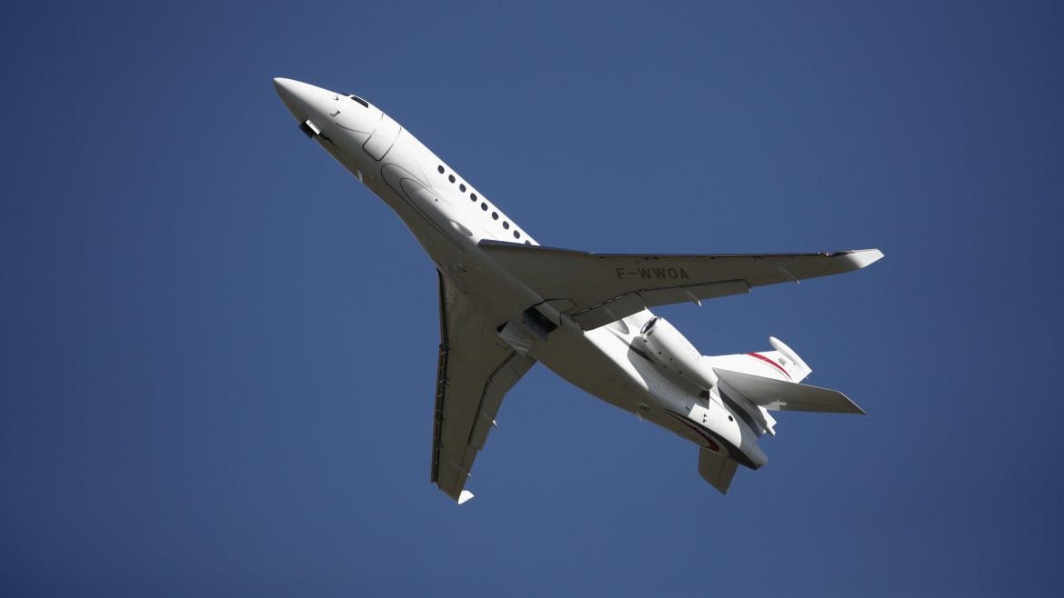 8 máy bay riêng chở các gia đình siêu giàu ở Ấn Độ, hạ cánh tại London, Anh ngay trước lệnh cấm nhập cảnh.