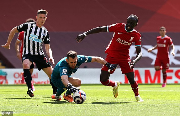 Video Liverpool - Newcastle: Tấn công bão táp, chết lặng vì đòn "hồi mã thương" - 1