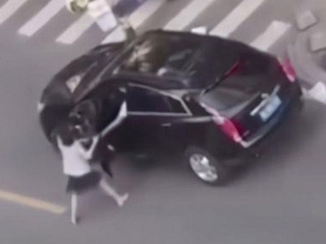 Bạn trẻ - Cuộc sống - Chồng “hú hí” với nhân tình, vợ uất hận chặn xe, đổi lại thái độ dửng dưng đến phũ phàng