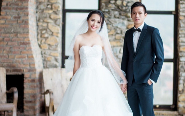 Huyền Mi kết hôn với Nguyễn Văn Quyết vào năm 2015 sau 4 năm hẹn hò. Hiện, cặp đôi có một cậu con trai kháu khỉnh. Là người kín tiếng, cuộc sống hai vợ chồng Văn Quyết - Huyền Mi khiến nhiều người tò mò.
