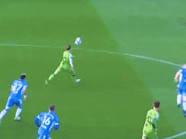 Media - Cú sút volley từ giữa sân, cầu thủ ghi bàn thắng không tưởng