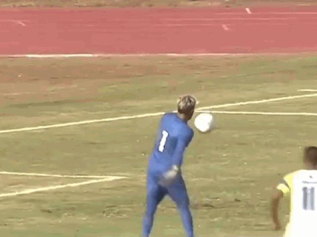 Media - Mải "diễn hài", thủ môn khiến đội nhà nhận bàn thua ngớ ngẩn