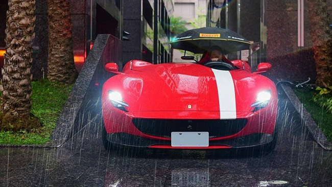 Mới đây một nhiếp ảnh gia đã ghi lại được hình ảnh một người vừa điều khiển siêu xe Ferrari Monza SP1 vừa che ô đi dưới trời mưa tại Đài Loan
