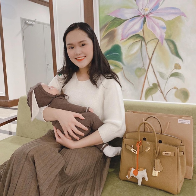 Ngoài ra, Quỳnh Anh là một trong những nàng WAGS đắt hợp đồng quảng cáo nhất. Sau khi sinh con trai đầu lòng, cô ưu tiên cho những sản phẩm mẹ và bé. 
