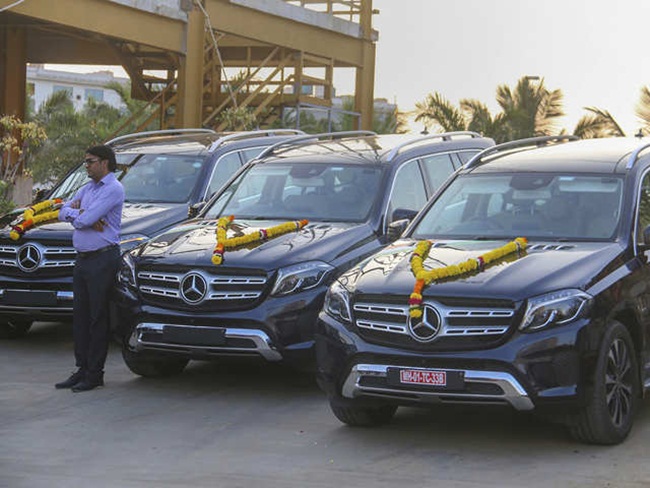 Cách đây mấy năm, ông  Savji Dholakia tặng 400 căn hộ và 1000 ô tô cho nhân viên xuất sắc dịp lễ hội Diwali.
