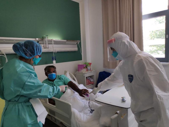 Một bệnh nhân nhiễm COVID-19 được điều trị tại một bệnh viện ở thủ đô Vientiane (Lào). Ảnh: TÂN HOA XÃ