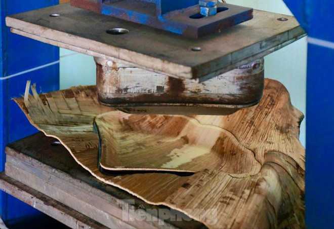 Máy ép nhiệt được sử dụng để tạo khuôn. Ảnh: Nguyễn Ngọc