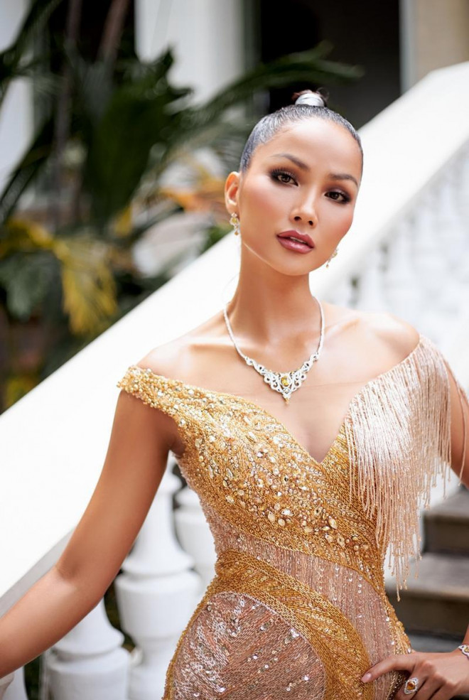 Hoa hậu H’Hen Niê khoe khả năng tự make-up, thần thái sắc sảo cùng thân hình đồng hồ cát - 3