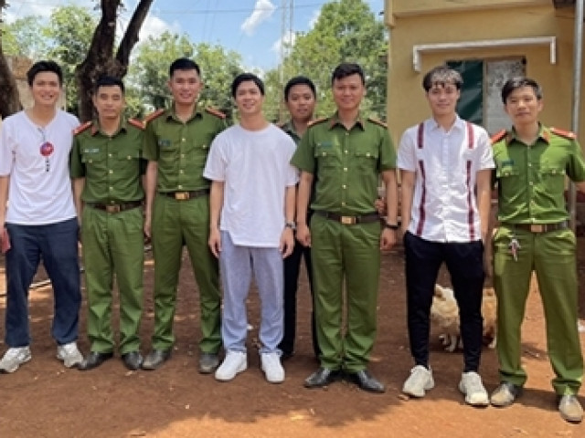 Tin tức trong ngày - Xuân Trường, Công Phượng đi làm CCCD gắn chíp điện tử