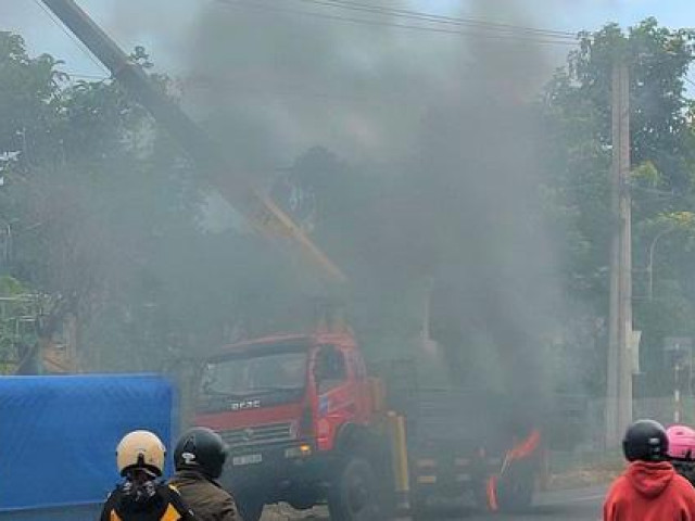 Tin tức trong ngày - Xe cẩu vướng dây điện trung thế, 2 người phỏng nặng