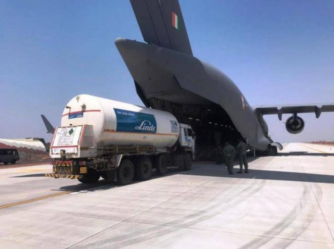 Không quân được huy động để vận tải các bồn chứa oxy