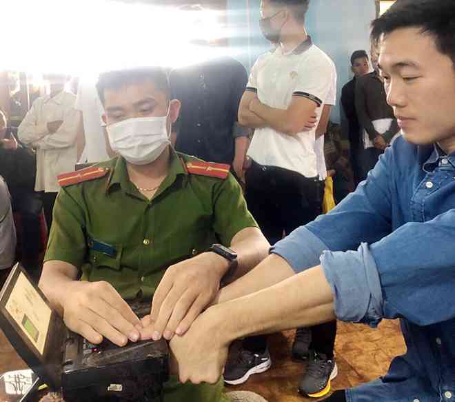 Xuân Trường được cán bộ Công an hướng dẫn lấy vân tay.