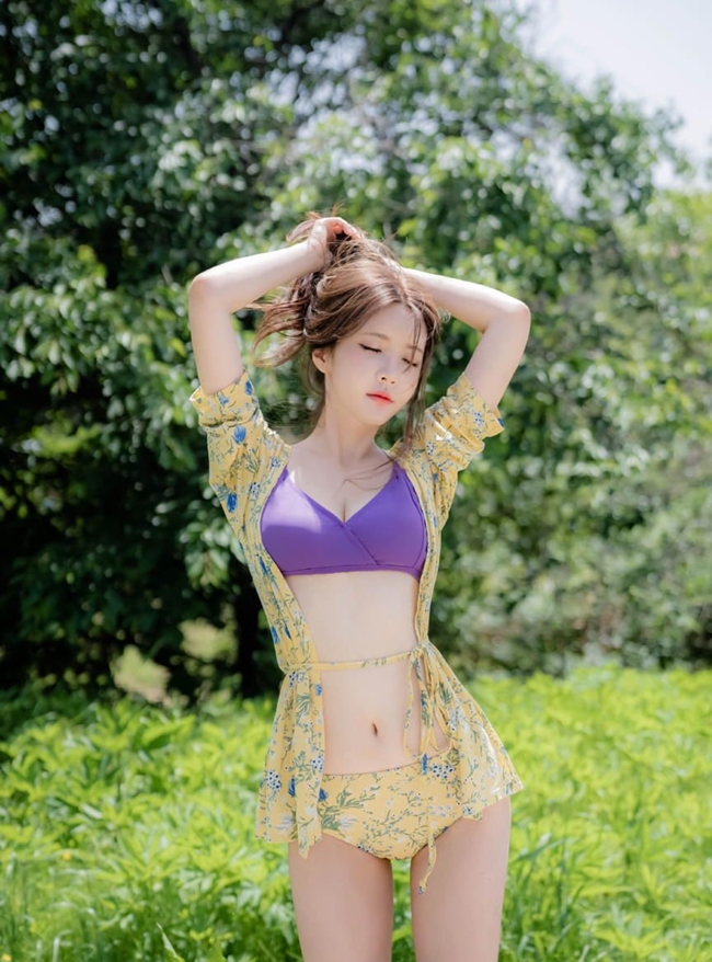 Trái ngược với gương mặt ngây thơ, &#34;mặt hoa da phấn&#34;,&nbsp;Yoo Gyeong lại vô cùng gợi cảm trong những shoot hình nội y.
