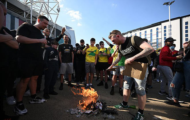 Fan MU giận dữ đốt cờ Mỹ ngoài Old Trafford, nhà Glazer ra giá bán “cắt cổ” - 1