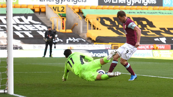 Trực tiếp bóng đá Wolverhampton - Burnley: Suýt có bàn thắng thứ tư - 16