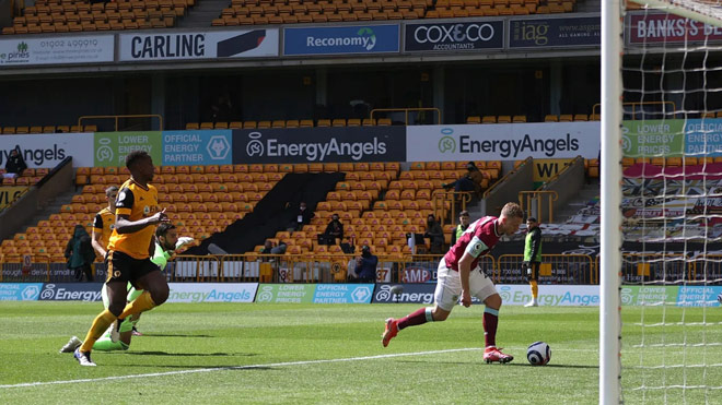 Trực tiếp bóng đá Wolverhampton - Burnley: Suýt có bàn thắng thứ tư - 9