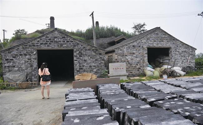 Dân gian thường gọi vui đây là "gạch vàng" bởi quy trình sản xuất gạch vô cùng tốn kém, bề mặt được mài đến sáng bóng và khi gõ vào còn có âm thanh như vàng miếng.