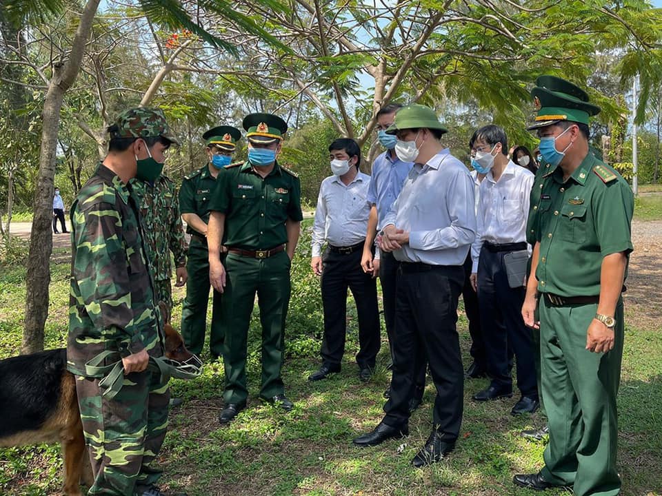 Bộ trưởng Bộ Y tế Nguyễn Thanh Long kiểm tra phòng dịch tại tỉnh Kiên Giang.