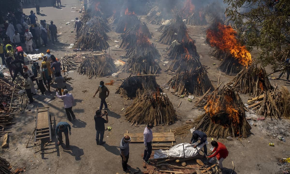 Các giàn hỏa táng các nạn nhân tử vong vì Covid-19 ở thủ đô New Delhi, Ấn Độ hôm 24/4. Ảnh: AP