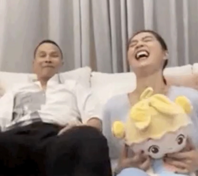 Ngọc Trinh và ông bầu cười phớ lớ trong lúc livestream giữa "bão scandal" bị Nathan Lee tố nữ hoàng nội y sống ảo