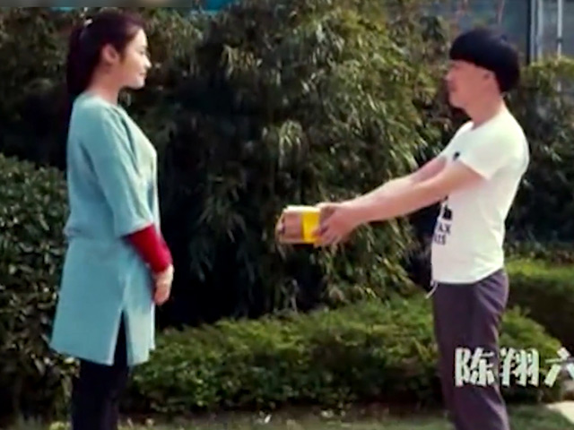 Cười 24H - Màn giao hàng chẳng khác nào đang tỏ tình của anh chàng shipper