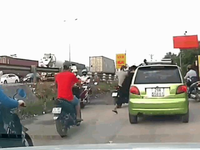 Tin tức trong ngày - Thanh niên đấm thẳng vào mặt tài xế ô tô rồi cầm gậy đập vỡ kính khiến nhiều người bức xúc