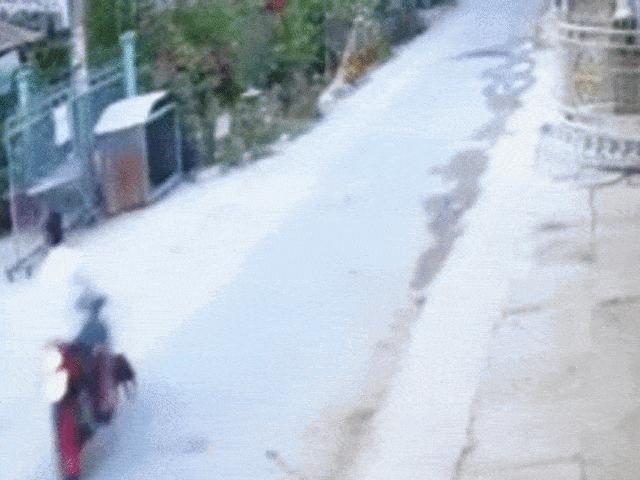 Xe máy - Xe đạp - SỐC: Lái xe máy chèn ngang con chó đen ngã văng xuống đường