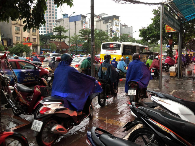 Hà Nội trời tối đen ngày đầu tuần, giao thông tắc nghẽn, xe leo lên vỉa hè - 6