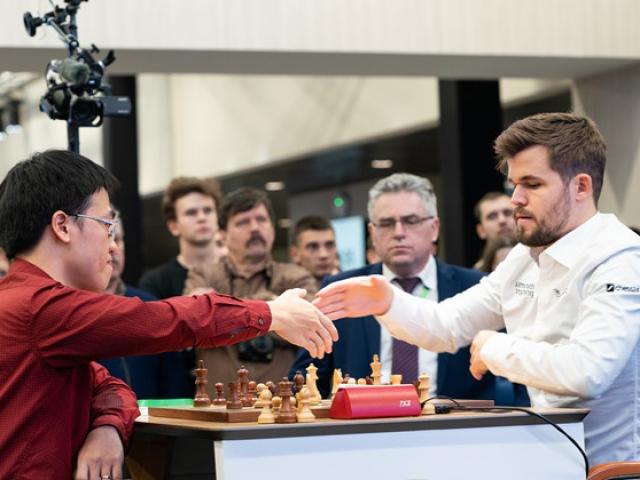 Quang Liêm thăng hoa giải cờ vua toàn siêu cao thủ, "vua cờ” Carlsen gặp khó