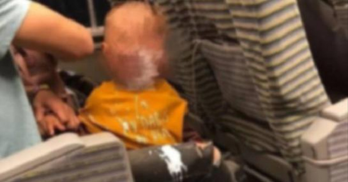 Bạn trẻ - Cuộc sống - Con trai làm đổ sữa chua trên sàn tàu, câu nói của ông bố khiến mọi người khó chấp nhận