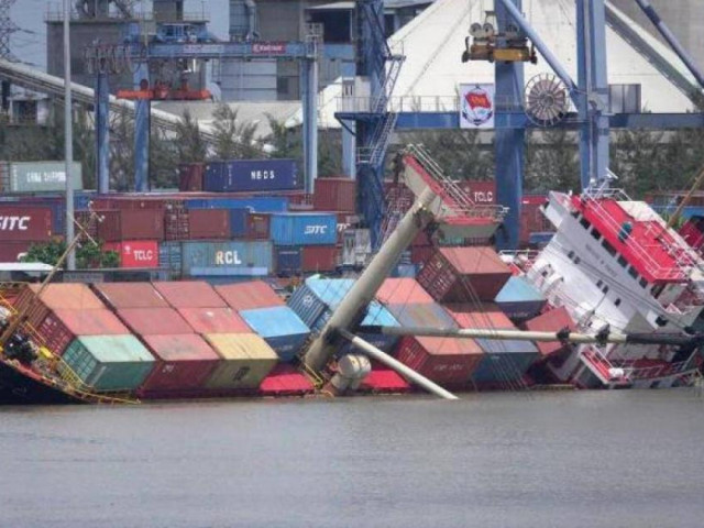 Tin tức trong ngày - Đang cứu nạn tàu chở container bị lật tại cảng Tân Cảng Hiệp Phước