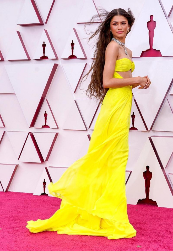 Thảm đỏ Oscar 2021: Bữa tiệc thời trang rực rỡ, công chúa Disney Zendaya chiếm spotlight - 1