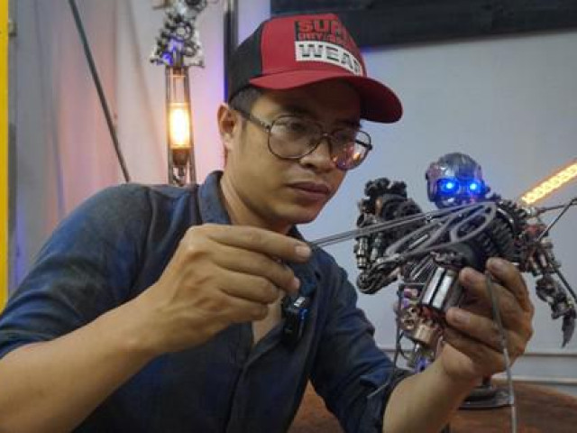 Bạn trẻ - Cuộc sống - Chàng trai "hô biến" phế liệu thành hàng ngàn mô hình "quái thú", siêu nhân độc lạ