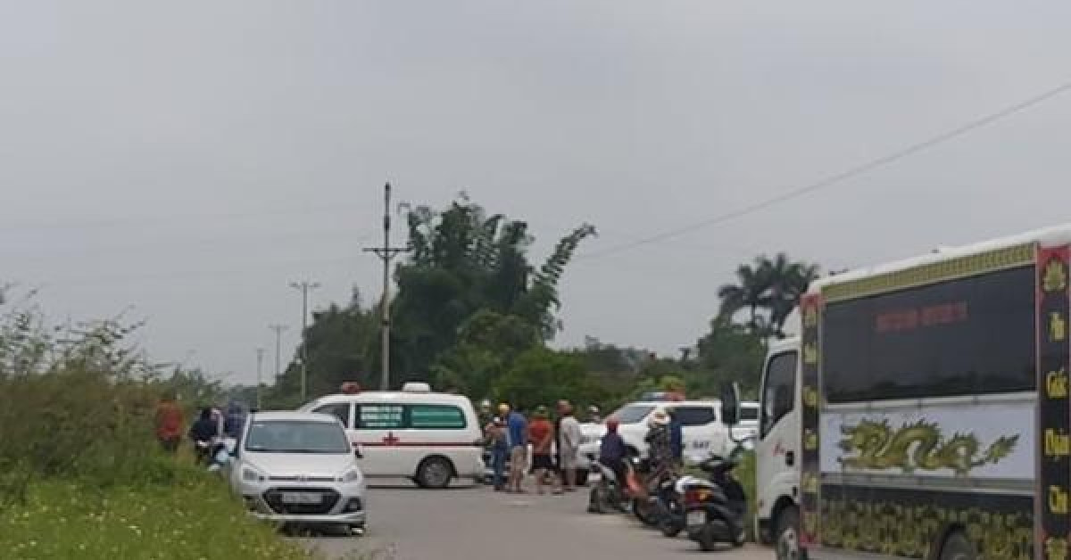 Pháp luật - Phát hiện thi thể người đàn ông cuốn chiếu ở ven đường