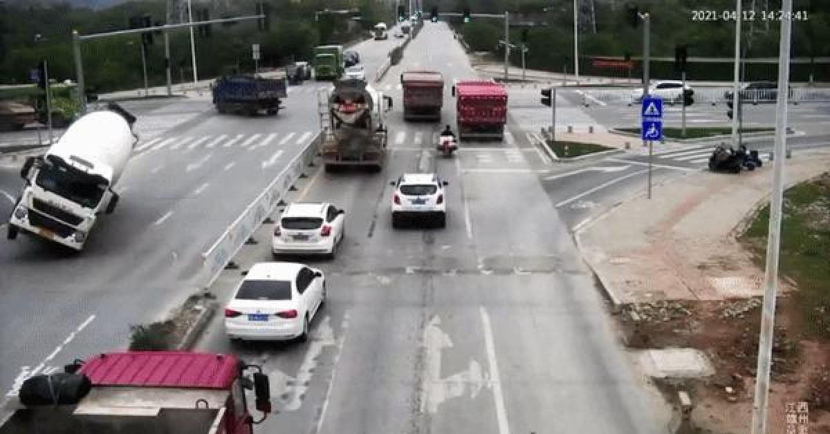 Tin tức ô tô - Vào cua gấp, xe trộn bê tông lật nghiêng giữa đường