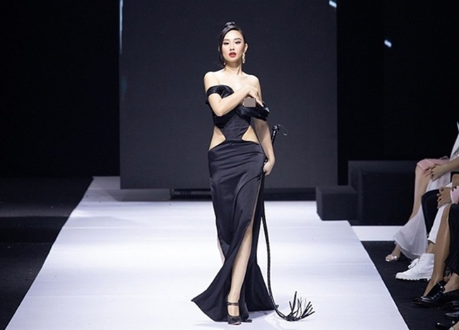 Xuất hiện trên sàn catwalk, hoa hậu Thế giới người Việt tại Pháp 2019 Hương Trà lộ một bên ngực gây xôn xao.
