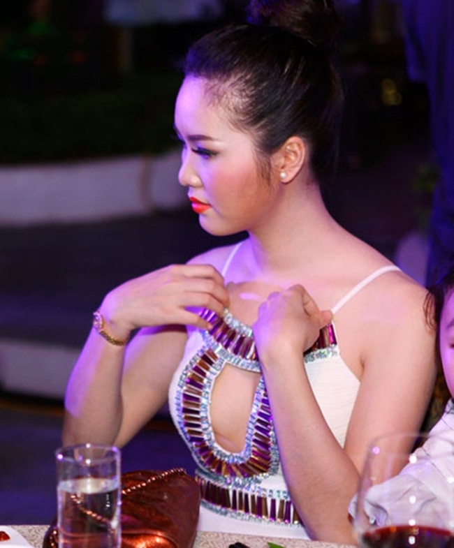 Không ít người đẹp Việt bị bắt gặp khoảnh khắc đang chỉnh sửa lại trang phục như thế này.
