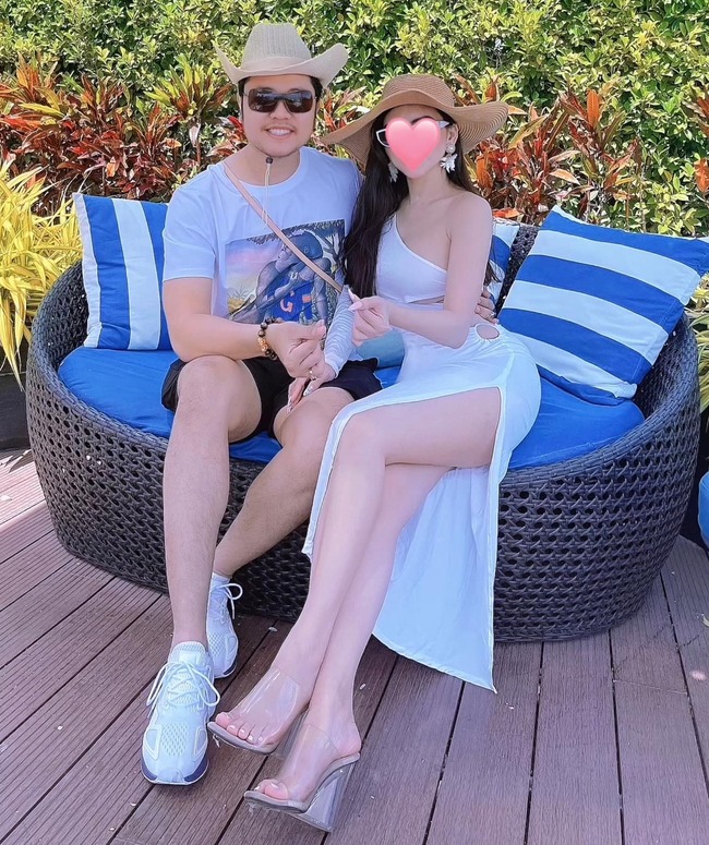 Anh công khai có bạn gái vào cuối năm 2019.&nbsp;Thường xuyên đăng ảnh thân mật cùng bạn gái trên mạng xã hội nhưng Vũ Hoàng Việt luôn&nbsp;dùng biểu tượng trái tim che mặt người thương.&nbsp;
