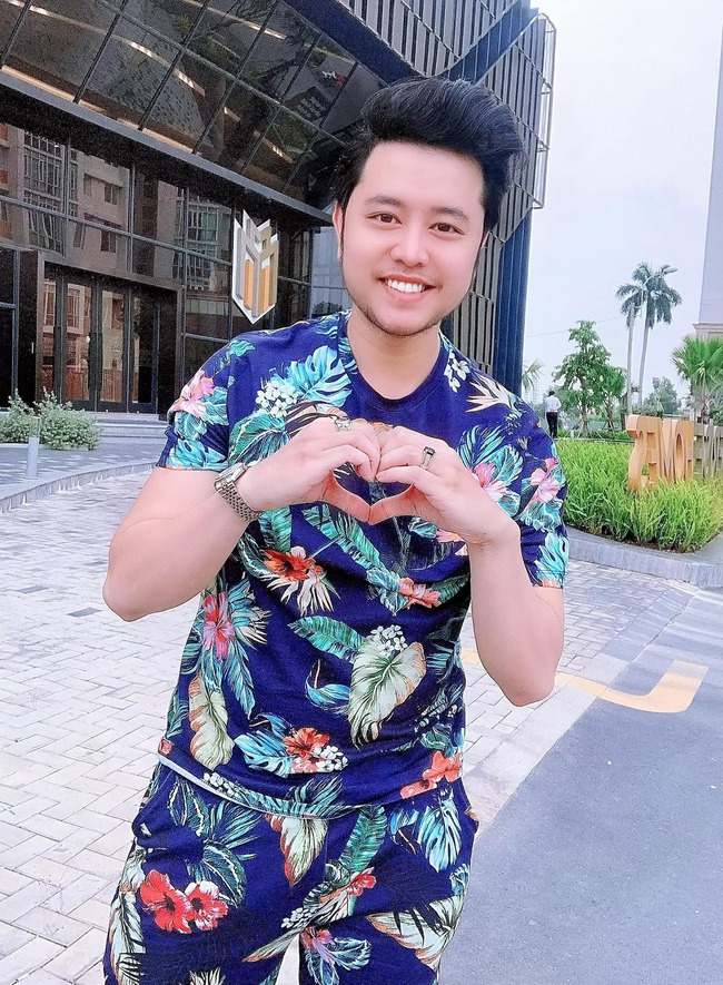 Anh tiết lộ mức thu nhập mỗi tháng có thể tới hàng trăm triệu đồng.
